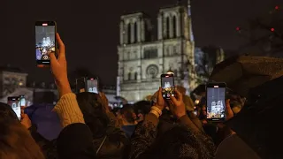 Notre Dame Kathedrale feierlich wiedereröffnet, ohne Scholz