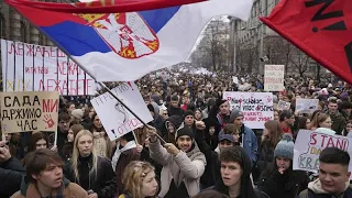 Un coche embiste a manifestantes de la huelga de estudiantes contra el Gobierno de Serbia