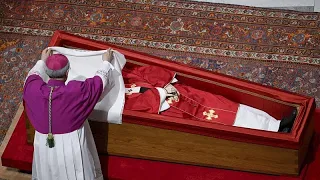 Vatican : fermeture du cercueil du pape François avant ses funérailles