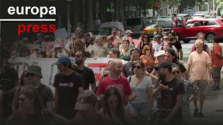 Unas 600 personas protestan contra la masificación turística en Barcelona