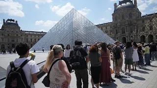 Paris Louvre closure leaves thousands waiting as officials hold undisclosed emergency talks