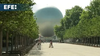 Locales y turistas celebran el inminente regreso del pebetero olímpico al cielo de París