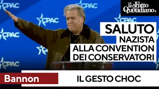 Steve Bannon e il braccio teso: il gesto alla convention dei conservatori