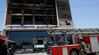 Neues Einkaufszentrum im Irak durch Feuer zerstört, dutzende Tote