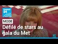 Mode : défilé de stars et extravagance au gala du Met à New York • FRANCE 24