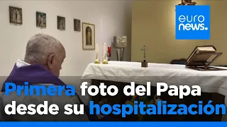 El Vaticano difunde una foto del Papa Francisco en la capilla del hospital, la primera en un mes