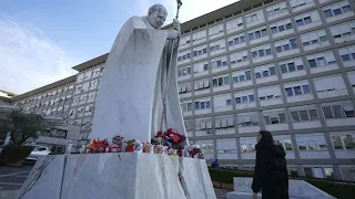 Papa Francesco, condizioni stazionarie e lieve ottimismo: si alza dal letto e respira da solo