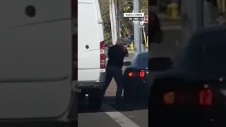 Conductor furioso golpeó a otro con un bate en un cruce