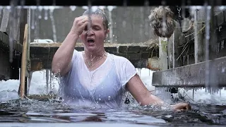 VÍDEO: Los rusos ortodoxos se bañan en agua helada para celebrar la Epifanía