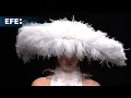 Entre plumas, corsés y transparencias Claro Couture busca revivir la elegancia clásica en su moda