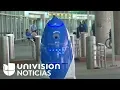 Una robot que da recomendaciones a pasajeros se mueve por el Aeropuerto La Guardia de Nueva York