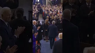 Trump dà un bacio a sua moglie Melania prima di entrare sotto i riflettori per l&#39;insediamento