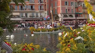 Villefranche-sur-Mer feiert die traditionelle Blumen-Schiffsschlacht