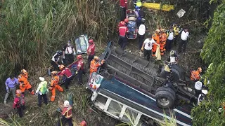 Più di 50 morti in un incidente stradale in Guatemala: autobus precipita da un ponte per 115 metri