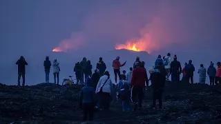 Turisti osservano la lava raffreddarsi mentre l&#39;attività vulcanica in Islanda rallenta