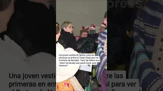 Una joven vestida de fallera entrando al Teatro Real para ver el Sorteo de Navidad