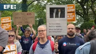 Cientos de personas protestan en Escocia contra Trump mientras juega al golf en Turnberry