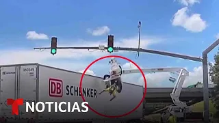 Un trabajador queda colgado de cabeza tras un choque en Luisiana mientras reparaba un semáforo