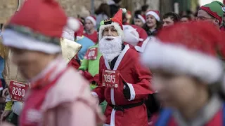 Migliaia di Babbi Natale di corsa per la Santa Claus race