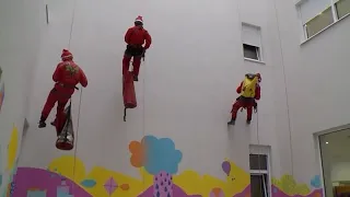 Der Weihnachtsmann kommt im bosnischen Kinderkrankenhaus durchs Fenster