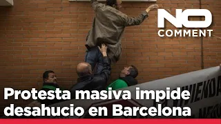 NO COMMENT: Protesta frente a la Casa Orsola de Barcelona para impedir un desahucio