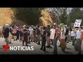 Decenas protestan después de que agentes llegaran a estadio de los Dodgers | Noticias Telemundo