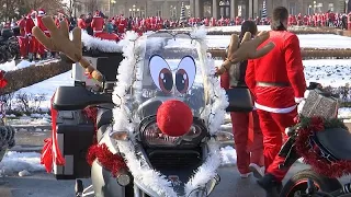 Centinaia di Babbi Natale in moto a Belgrado per i bambini disabili