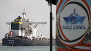 SUEZ Reflotado el petrolero que encalló en el canal de Suez, sin afectar a la navegación por la vía