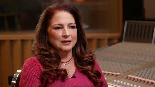 EN VIVO: &quot;No creo que he visto jamás esta inhumanidad&quot;, le dice Gloria Estefan a Julio Vaqueiro