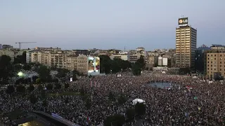 Thousands set up street blockades in Serbia after arrests of anti-government protesters