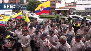 Al grito de &quot;¡Fuerza, Miguel!&quot;, militares retirados se suman a la vigilia por Uribe Turbay
