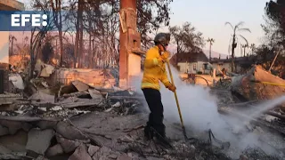 Suben a 25 los muertos por los incendios en Los Ángeles y anuncian arrestos de pirómanos