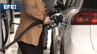 Los conductores afrontan la Navidad con los carburantes algo más caros que hace un mes