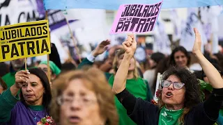 Manifestanti chiedono riforme mentre l&#39;Argentina valuta legge sull&#39;emergenza sociale