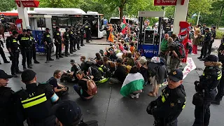 Attivisti dell&#39;Extinction Rebellion arrestati durante la protesta al vertice NATO dell&#39;Aia