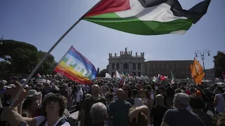Manifestazione a Roma contro la guerra a Gaza: in migliaia al corteo organizzato dall&#39;opposizione
