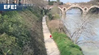 Roma estrena el primer balcón natural sobre el Tíber, un paseo de madera con vistas al río