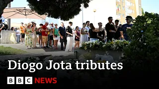 GATHER Mourners gather for Diogo Jota&#39;s public wake in Portugal | BBC News