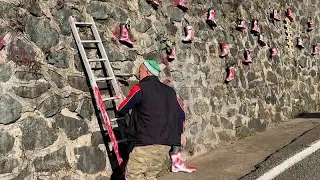 Un retraité transforme de vieilles bottes en pots de fleurs à Güneysu en Turquie