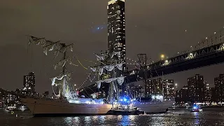 Mexican navy tall ship hits Brooklyn Bridge, snapping masts, killing 2 crew members