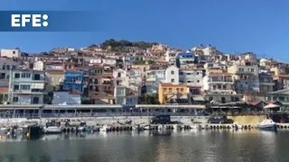 Bajo un mar de postal, toneladas de redes: la lucha submarina diaria por limpiar el Egeo