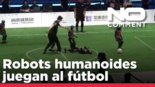 NO COMMENT: Robots humanoides impulsados por IA tropiezan en fútbol en Pekín