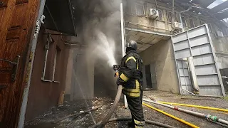 Une frappe aérienne russe blesse des dizaines de personnes à Kharkiv, dont un nouveau-né