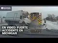 El momento en que un vehículo pierde el control y choca contra un camión de bomberos