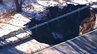 Les images impressionnantes d&#39;un gouffre sur une autoroute à New Jersey