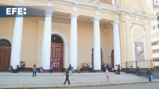Feligreses católicos asisten a la catedral de Chiclayo a una homilía en honor al papa León XIV
