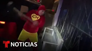 Policía irrumpe en un punto de venta de drogas disfrazado de chapulín colorado | Noticias Telemundo