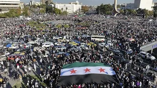 Siria: i cittadini celebrano il primo venerdì di preghiera, mentre i nuovi leader tracciano il …