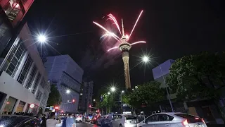 AUCKLAND REAL ESTATE TRUST Capodanno: la Nuova Zelanda celebra l&#39;arrivo del 2024, fuochi d&#39;artificio a Auckland