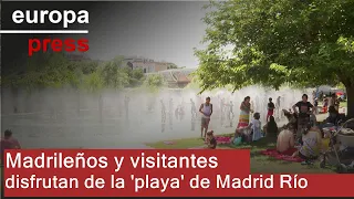Madrileños y visitantes disfrutan de la &#39;playa&#39; de Madrid Río